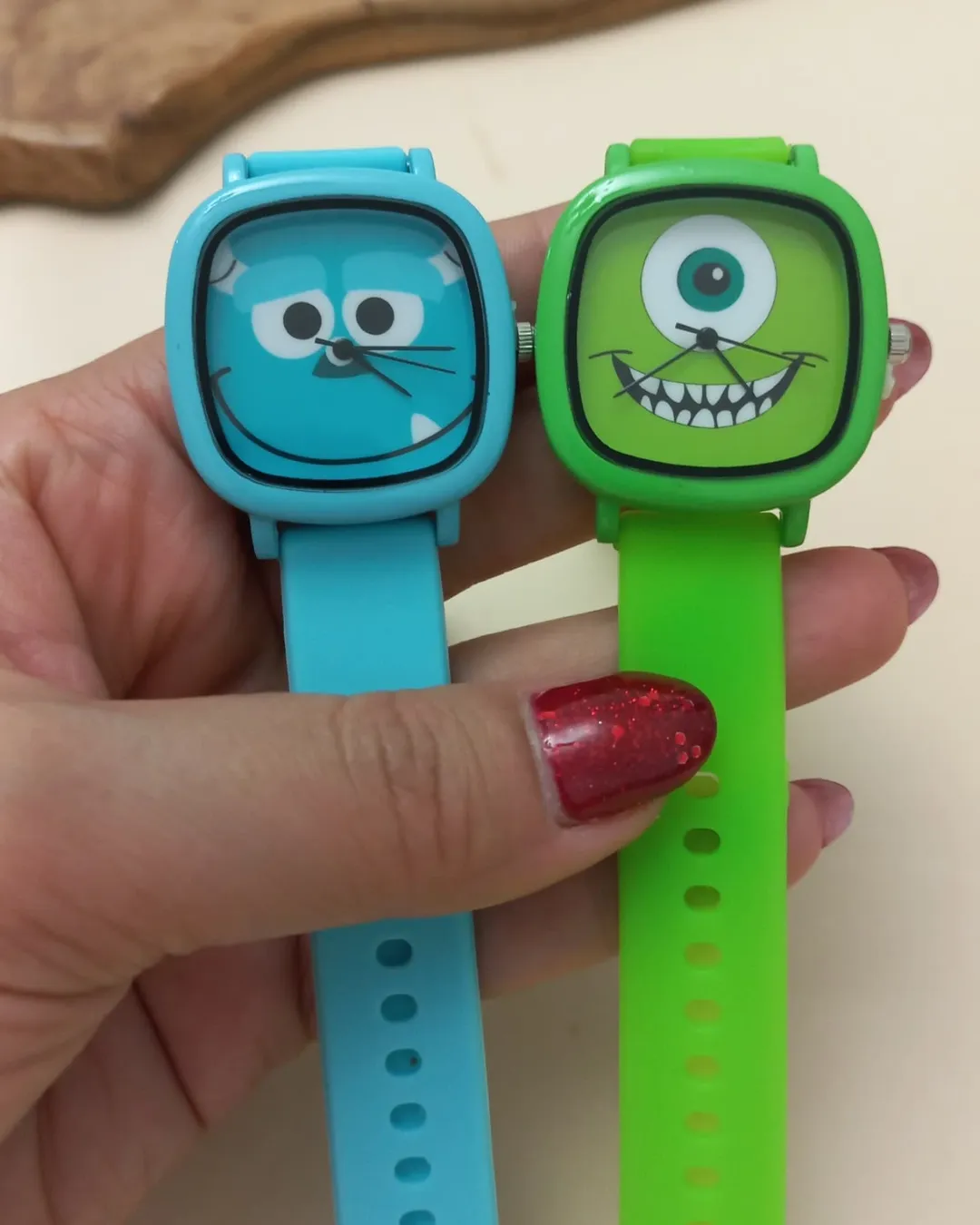 ساعت با طرح شخصیت های کارتونی