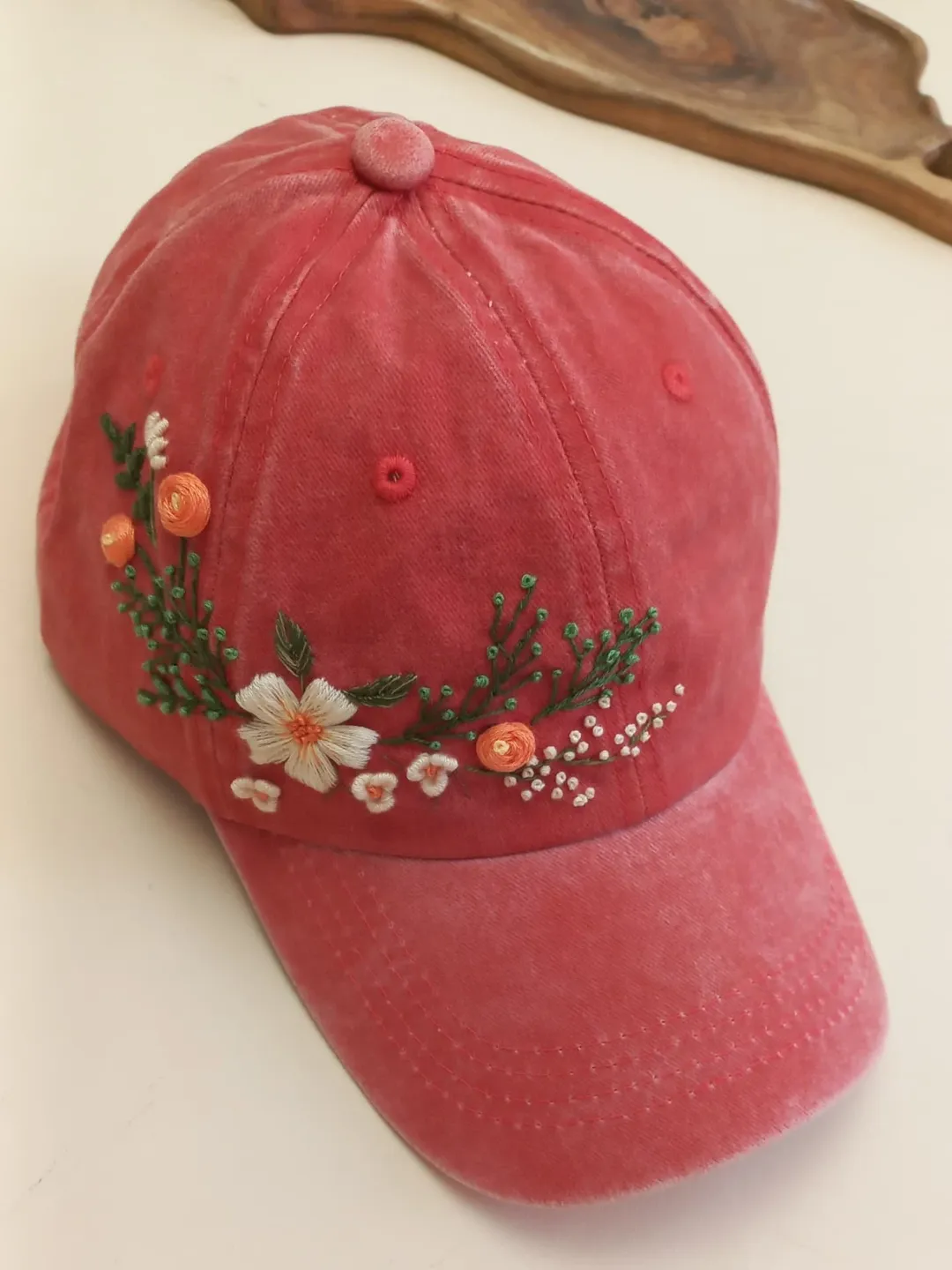 کلاه آجری طرح لی سنگشور گدوزی شده